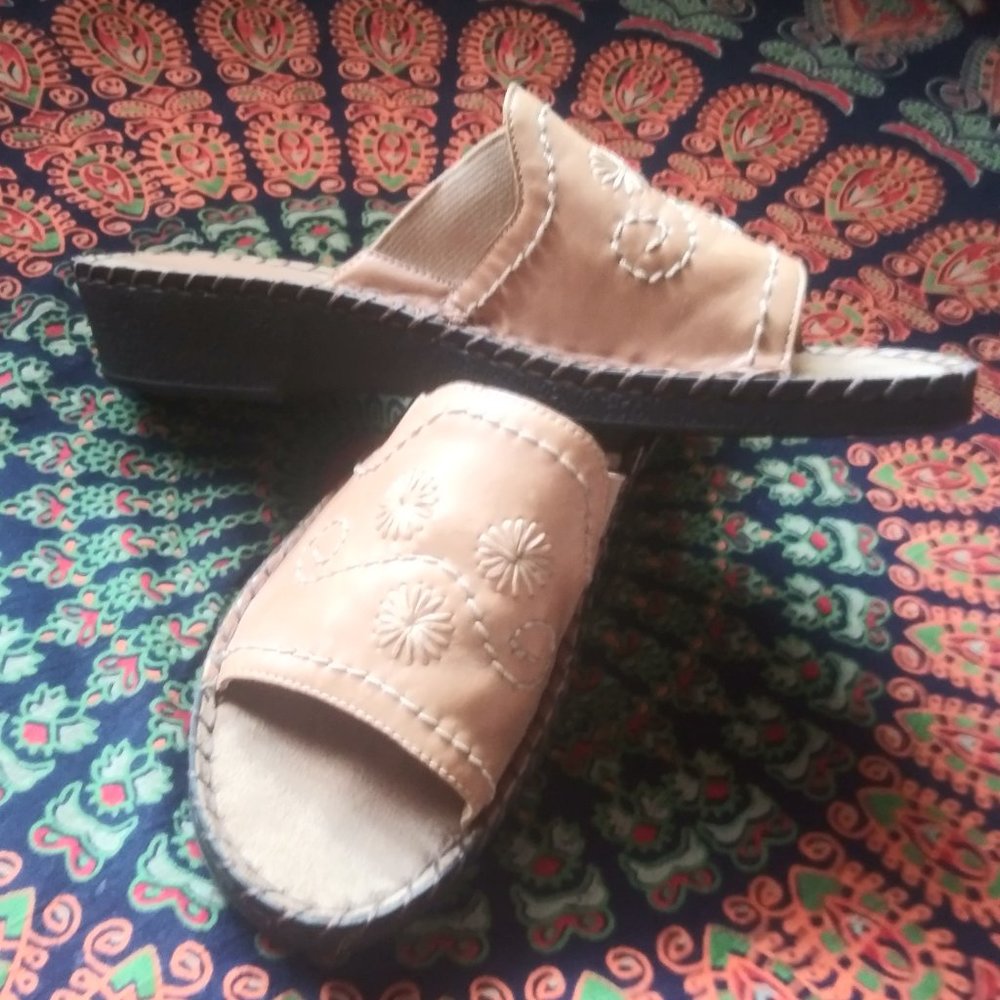 COPY - Tan Leather Duck Head Slip On Shoes sz 8 M…